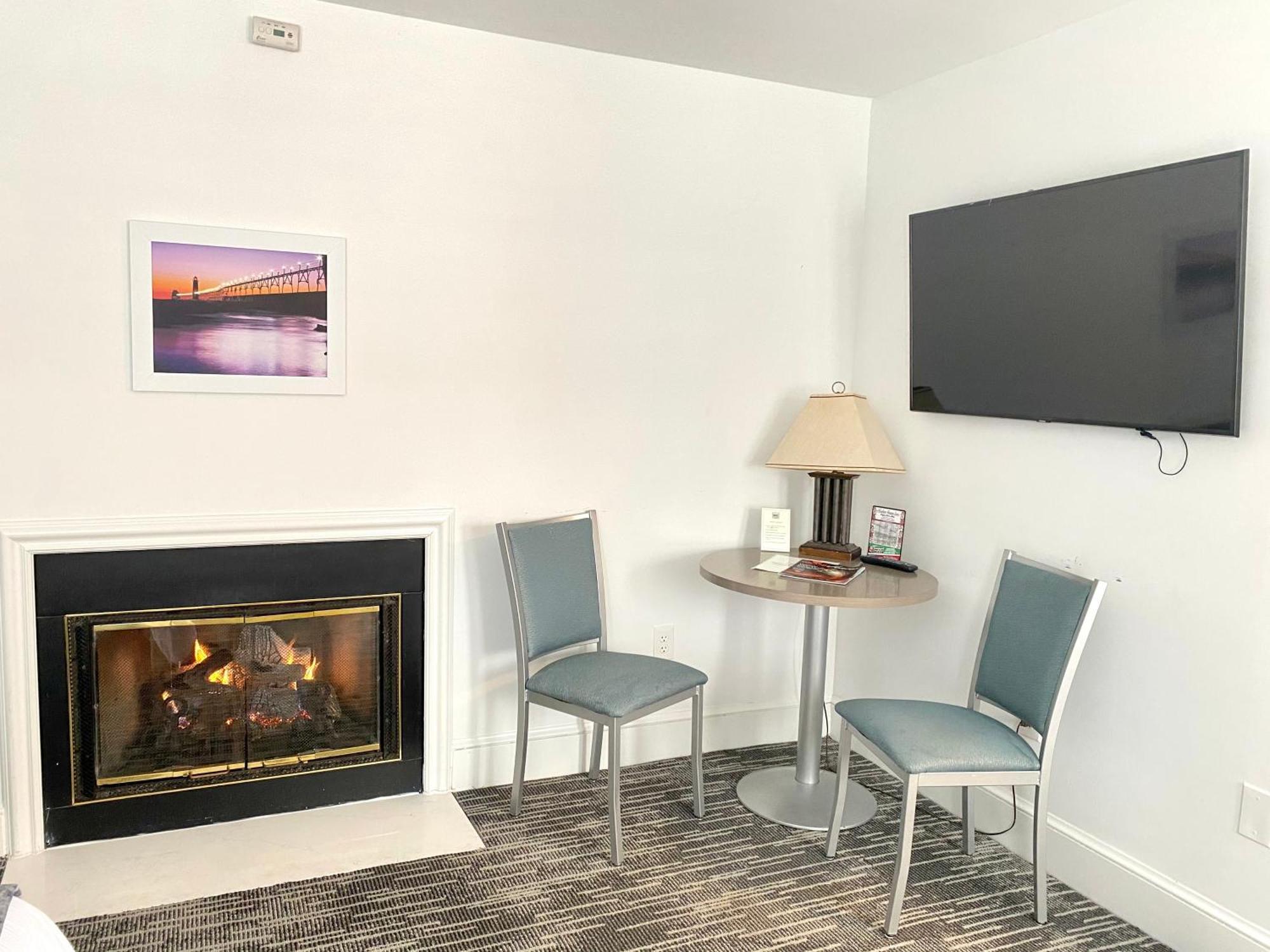 Harbor House Inn Grand Haven Room photo